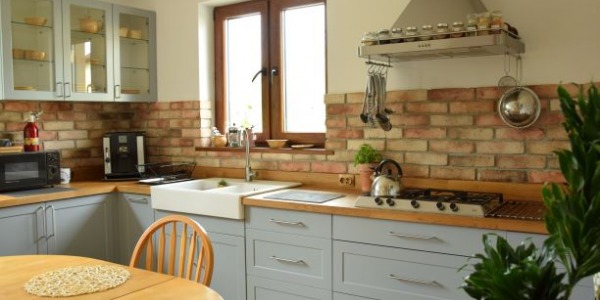 Ziegelsteine zwischen Schränken in der Küche - wie man sie für eine interessante Anordnung auswählt?